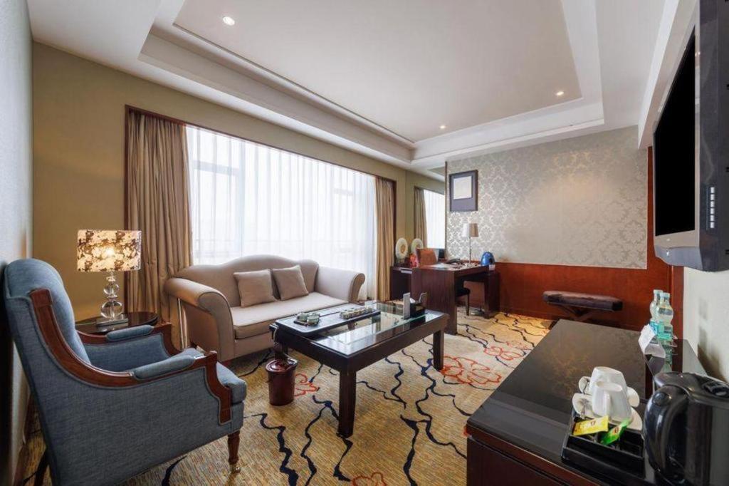 Eurasia International Hotel Dongguan  Bagian luar foto
